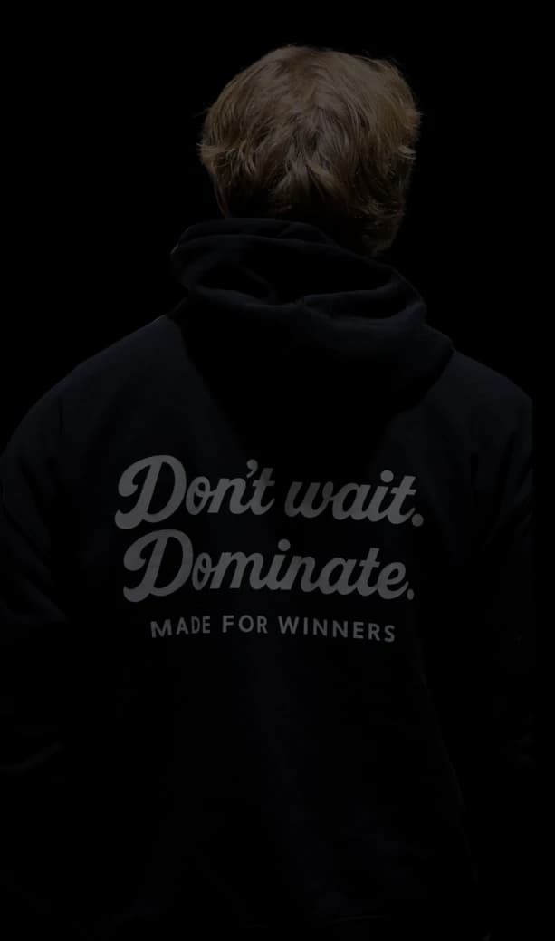 Encoren myyjä Don't wait. Dominate. -hupparissa